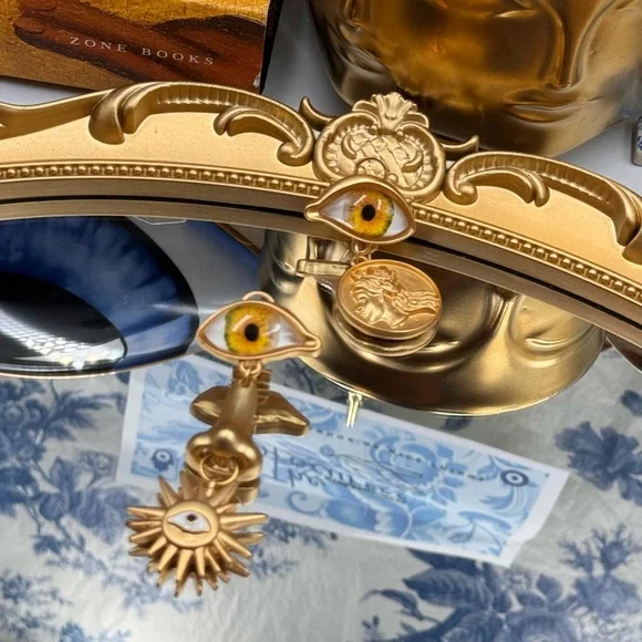 🆕 SCHIAPARELLI for V&A Museum 🧿 NWOT Surrealist Charm Earrings - Yellow Eye - Picture 16 of 17
